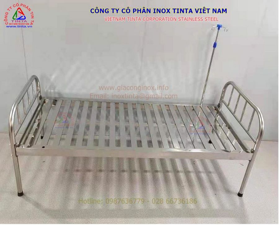 Mẫu giường bệnh nhân inox 1 tay quay giá bán 2.345.000 vnđ , bán sĩ theo giá số lượng 1000 giường.