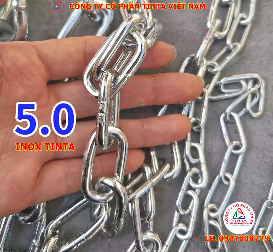 Dây xích inox 304 phi 5mm được sản xuất với mối hàn chắc chắn, bề mặt đánh bóng đẹp, thích hợp sử dụng trong công nghiệp, dân dụng và môi trường ẩm.