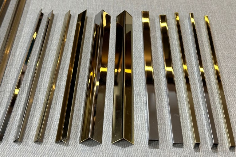 Các yếu tố chính ảnh hưởng đến báo giá mạ vàng inox