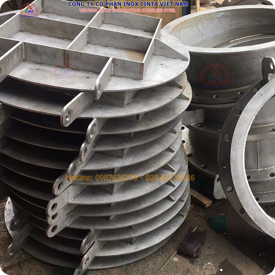 Đánh bóng xước và đánh bóng gương bằng máy tự động.