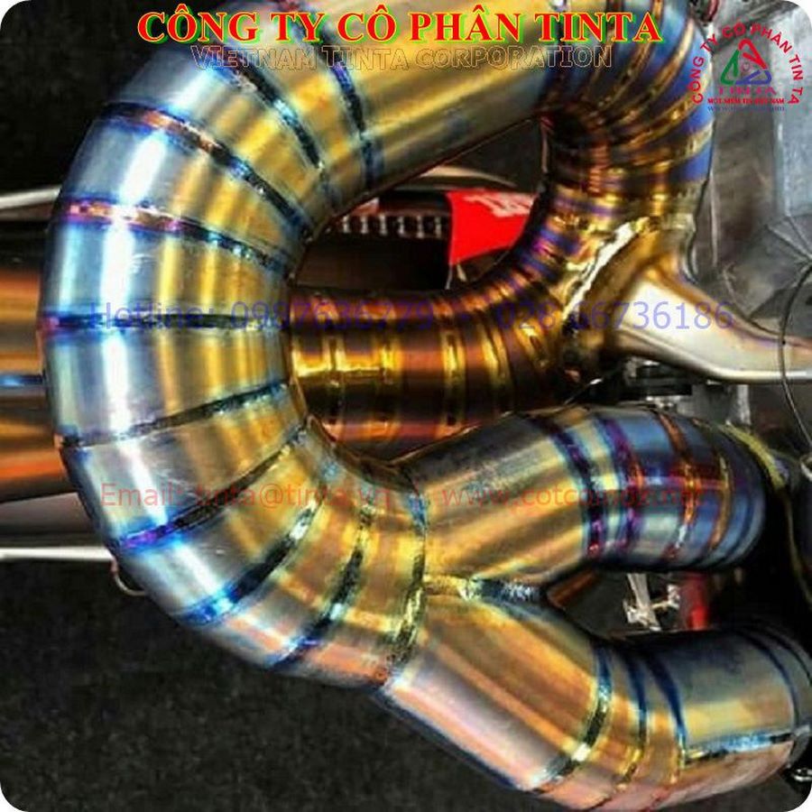 Sử dụng giấy nhám nước hoặc máy mài góc để xử lý gia công đánh bóng inox tại các sản phẩm phức tạp