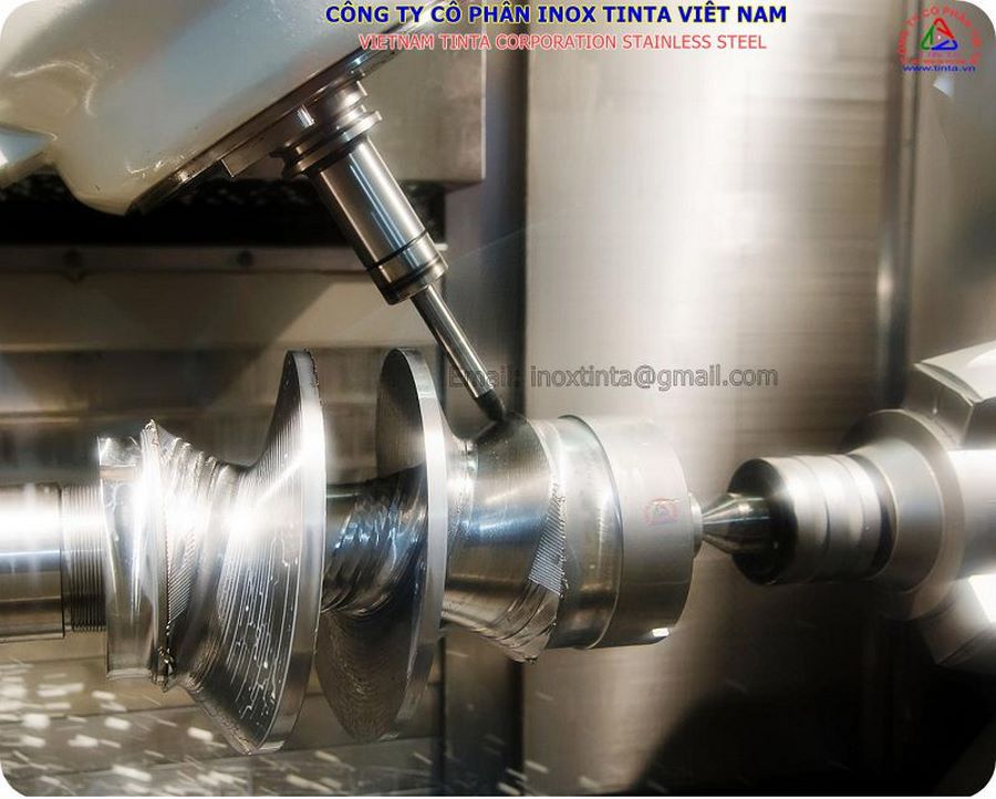 Quy trình đánh bóng nhiều cấp độ giúp bề mặt inox sáng bóng, chống bám bẩn và nâng cao giá trị thẩm mỹ công trình.